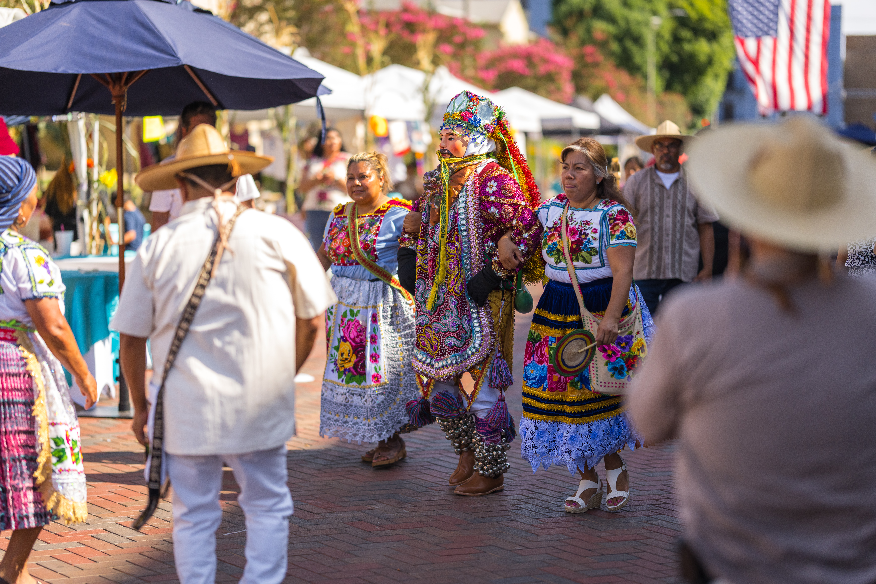 Tanečníci vystoupili k radosti těch, kteří se shromáždili na festivalu Michoacán na L. Ron Hubbard Way